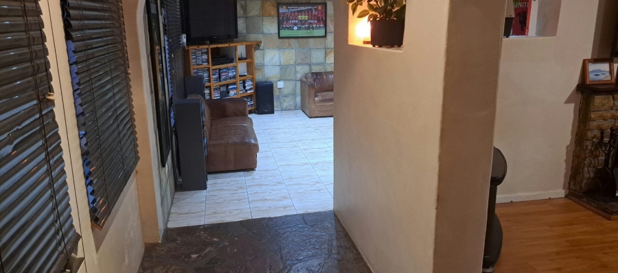 5 Bedroom Property for Sale in Lansdowne Western Cape